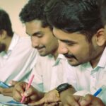 पढ़ाई करते हुए विद्यार्थी और तकनीकी शिक्षा